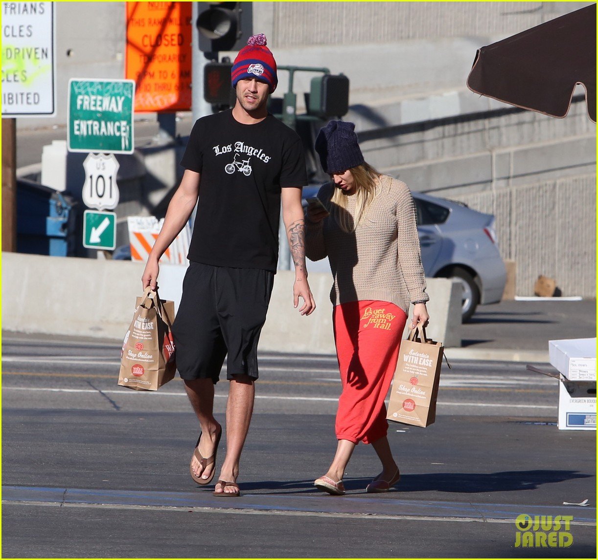 kaley cuoco ryan sweeting whole foods twosome 043012831