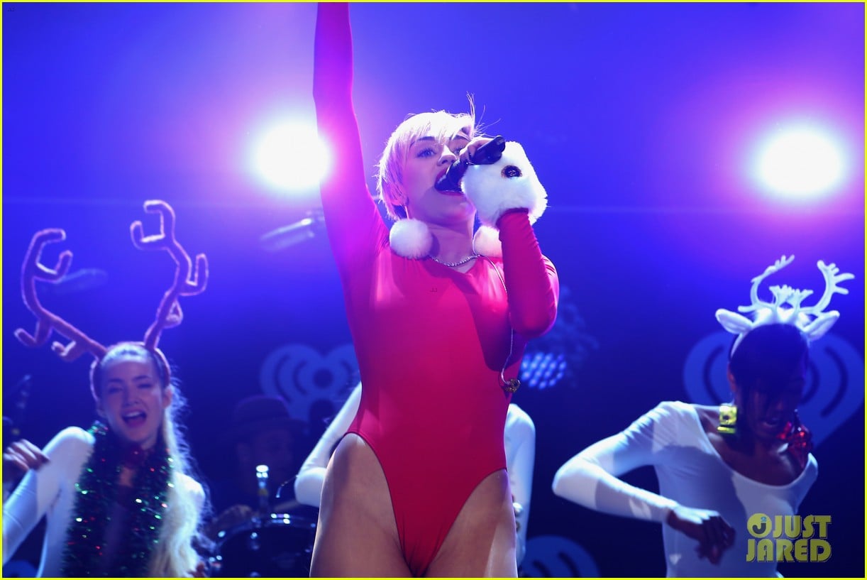 miley cyrus performs after being named artist of the year 083009453