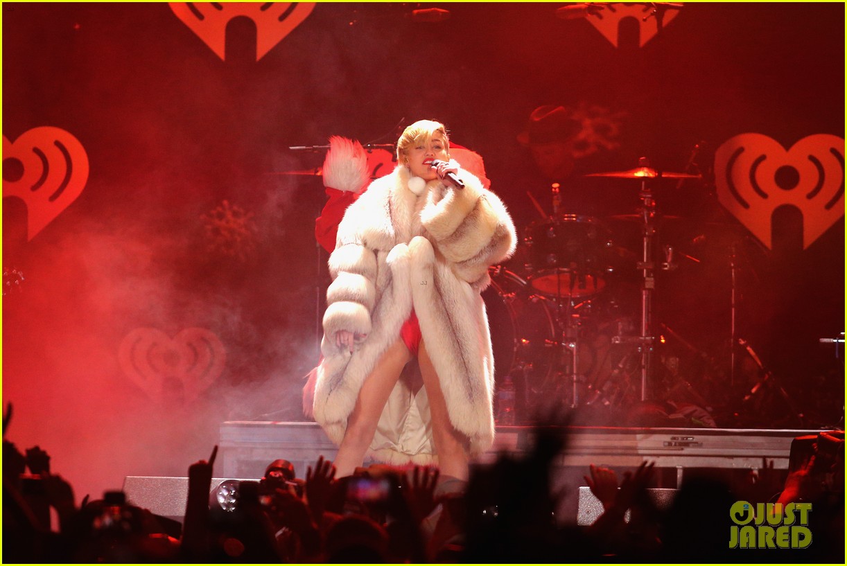 miley cyrus performs after being named artist of the year 13