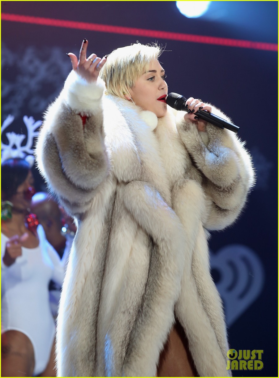 miley cyrus performs after being named artist of the year 163009461