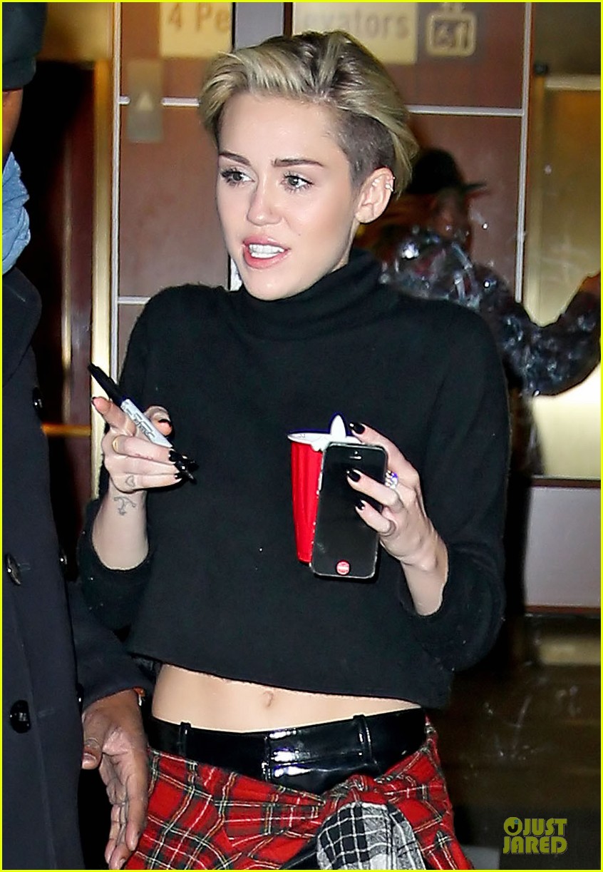 miley cyrus signs autographs after z100 jingle ball 2013 02
