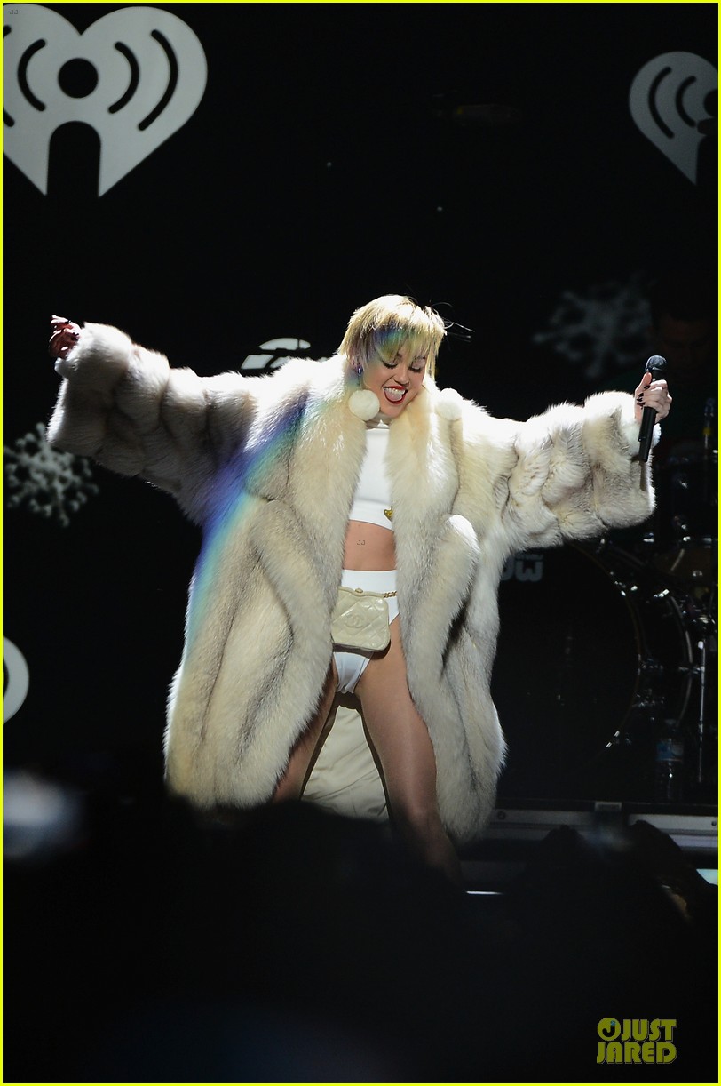 miley cyrus white hot for hot 995 jingle ball 2013 043013418