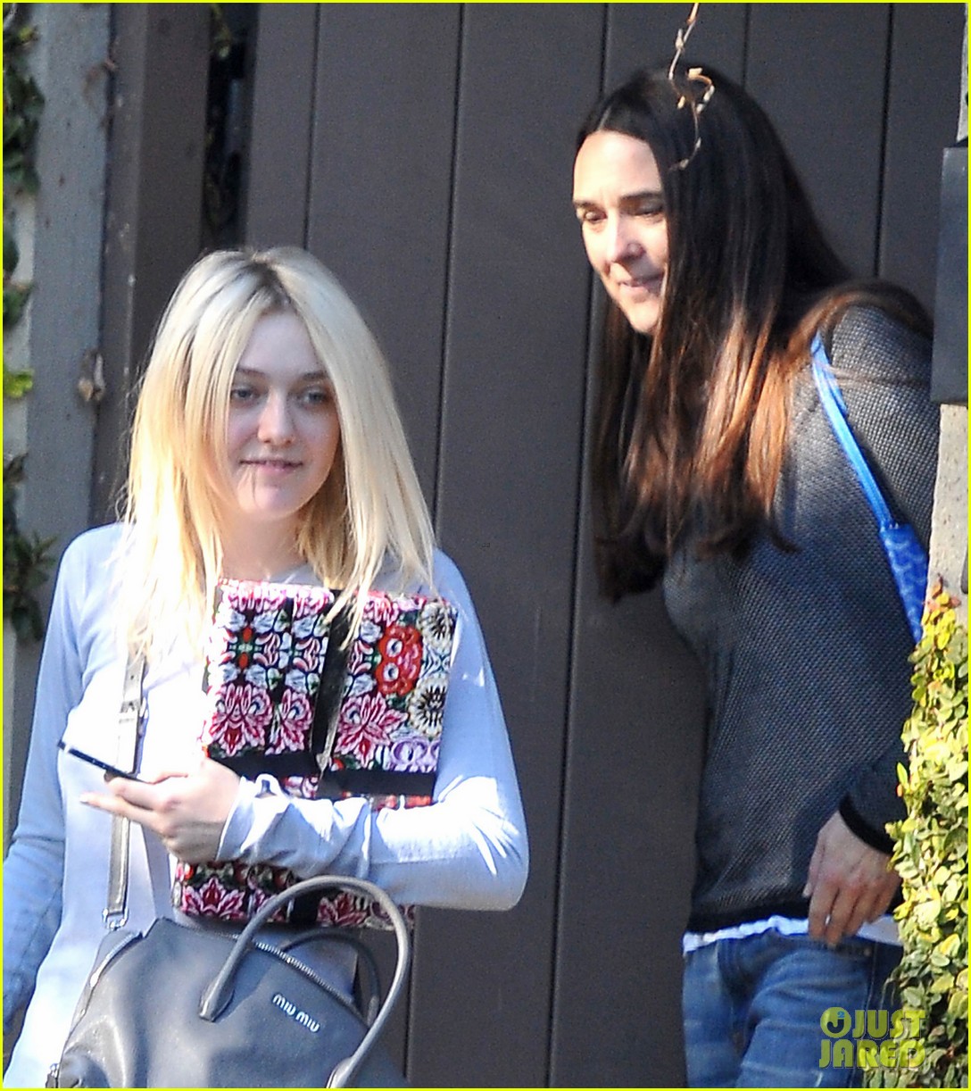 dakota fanning friday at fred segal with mom heather 05