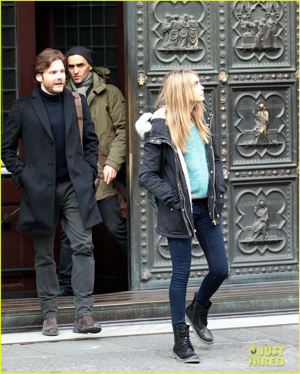 cara delevingne films a movie with daniel bruhl in italy 09