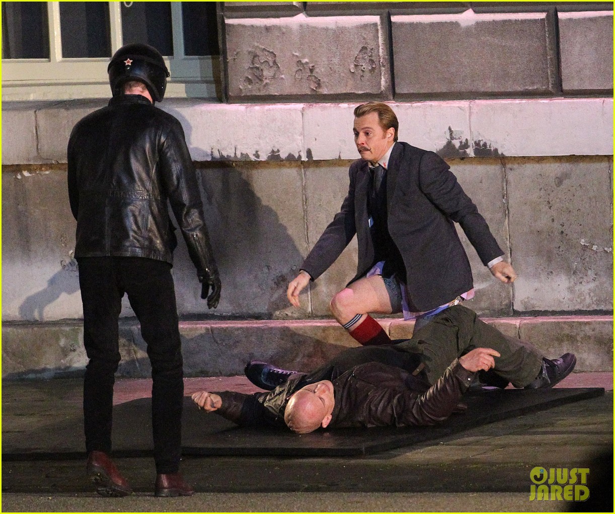 johnny depps pants fall to the ground while filming mortdecai 103008472