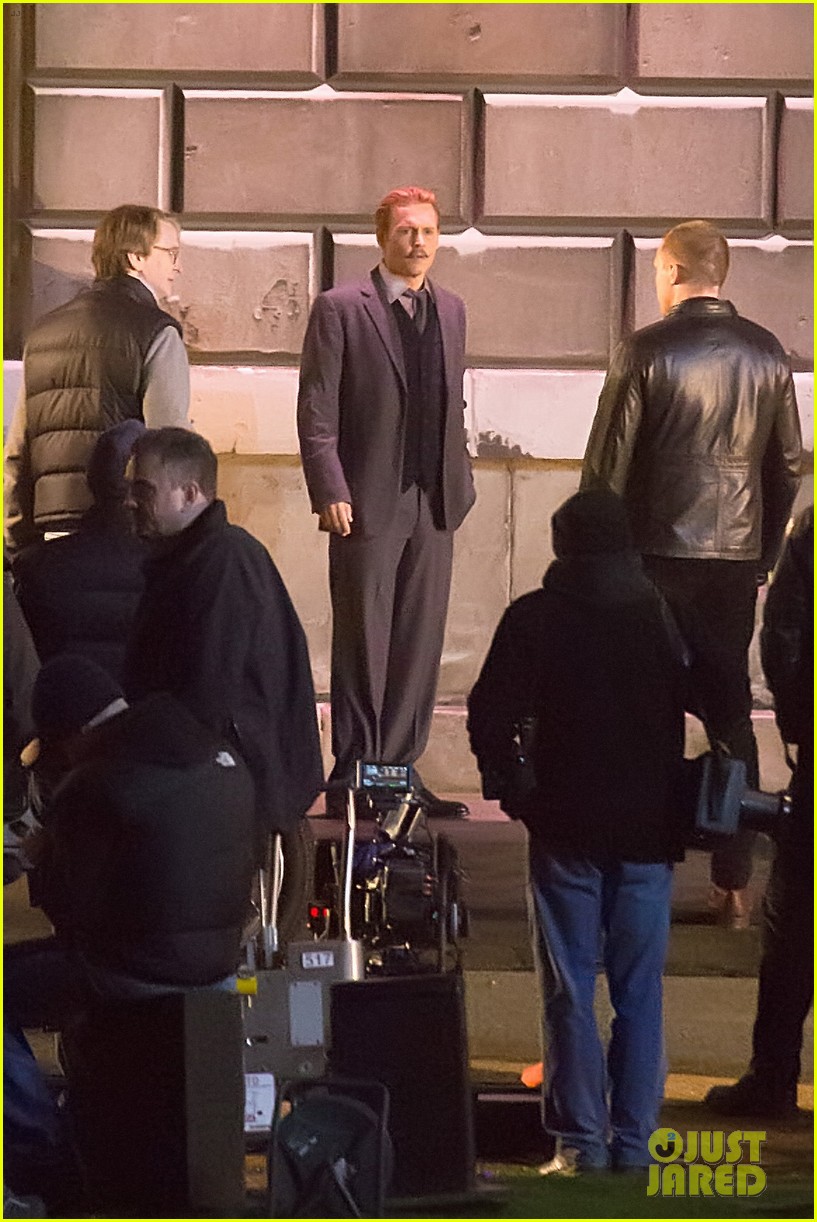 johnny depps pants fall to the ground while filming mortdecai 233008485