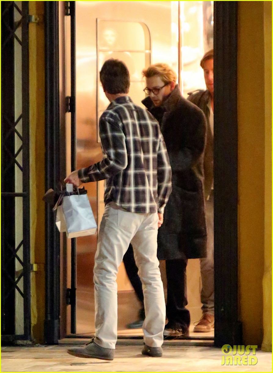 johnny depp hugs friend goodbye after holiday shopping 023016508