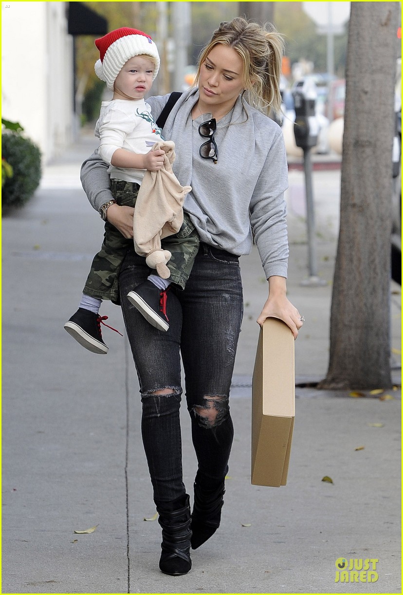 hilary duff james perse shopping with santa lovin luca 013015921