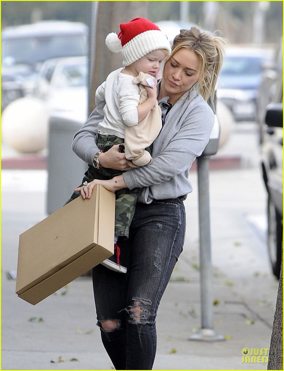 hilary duff james perse shopping with santa lovin luca 063015926