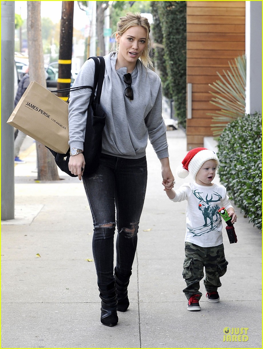 hilary duff james perse shopping with santa lovin luca 12