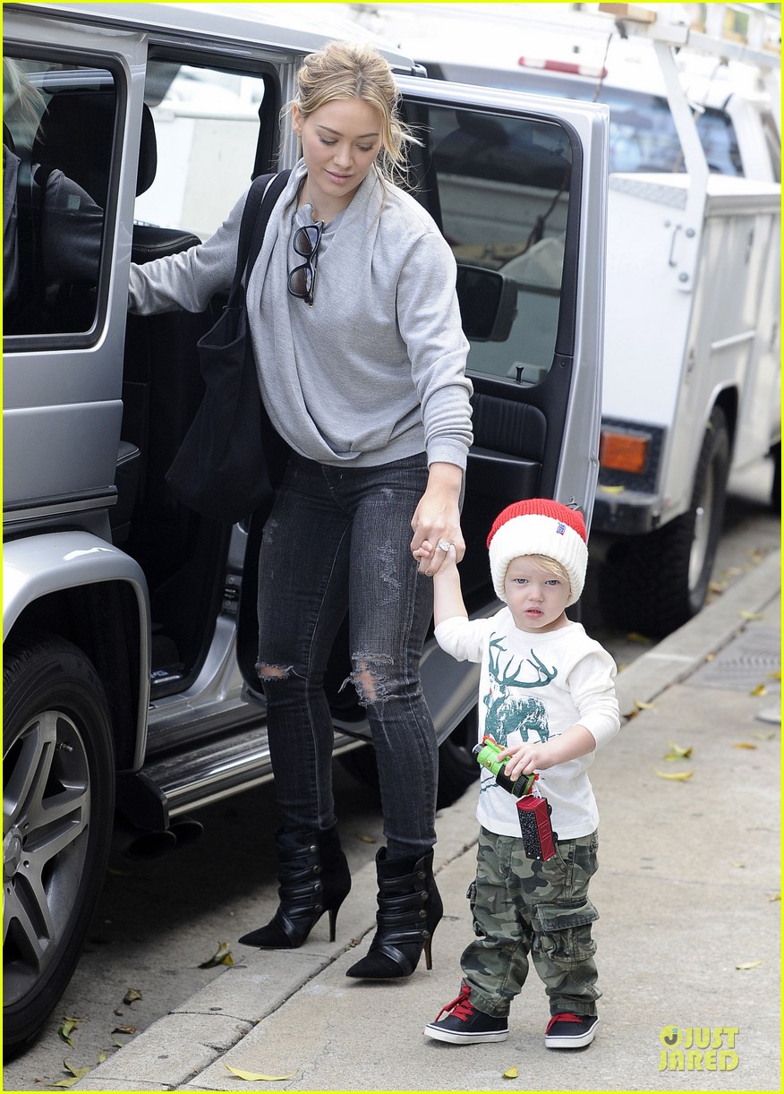 hilary duff james perse shopping with santa lovin luca 153015935