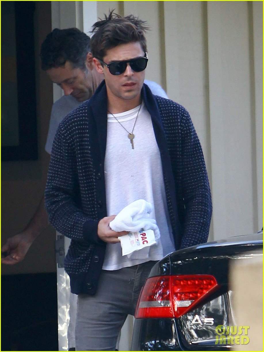 zac efron photographed for first time since breaking his jaw 033003398