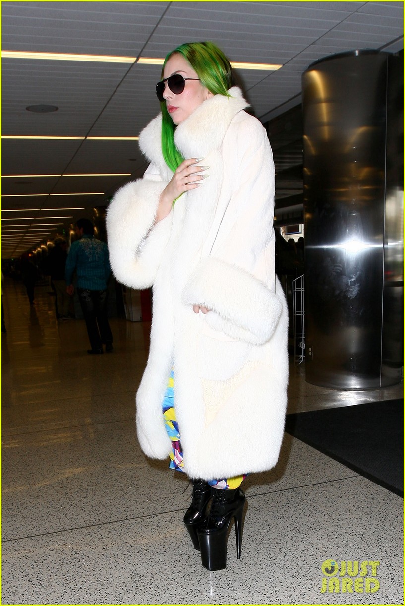 lady gaga flies out after voice duet with christina aguilera 013014324