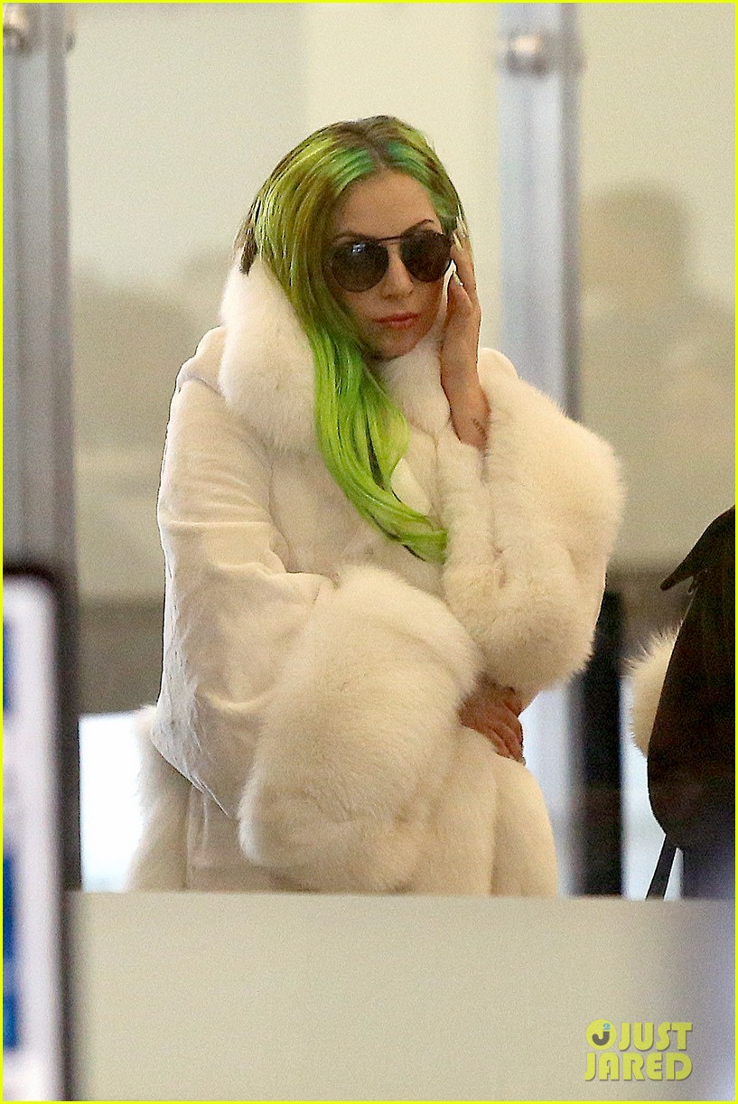 lady gaga flies out after voice duet with christina aguilera 083014331