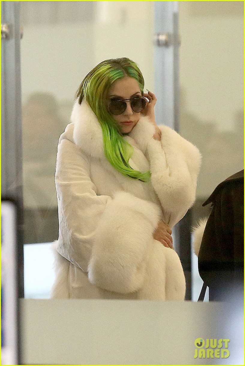 lady gaga flies out after voice duet with christina aguilera 093014332