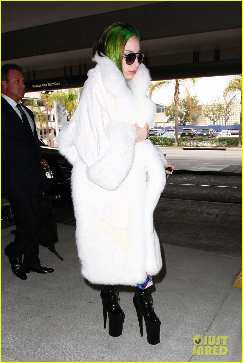 lady gaga flies out after voice duet with christina aguilera 12