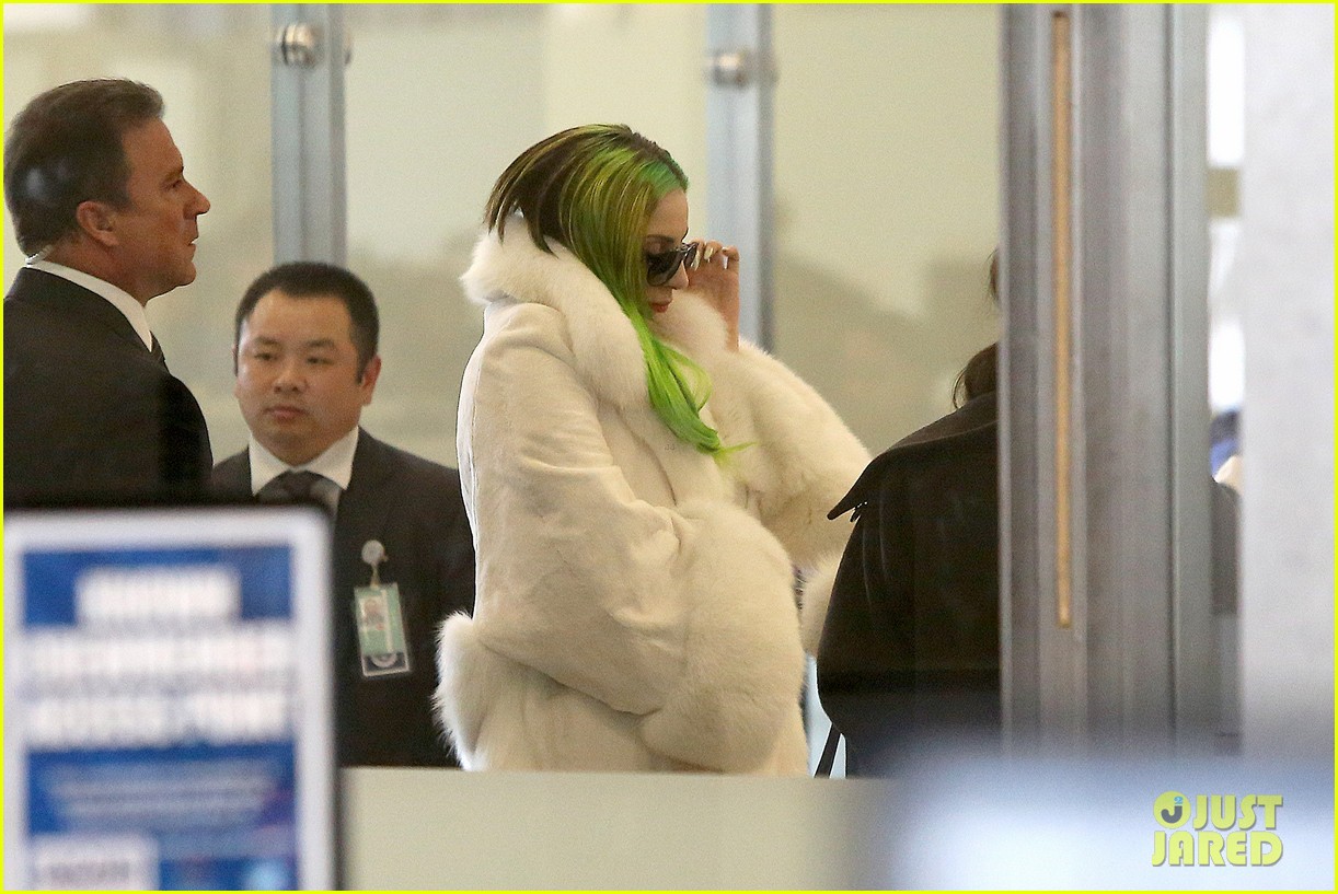 lady gaga flies out after voice duet with christina aguilera 18
