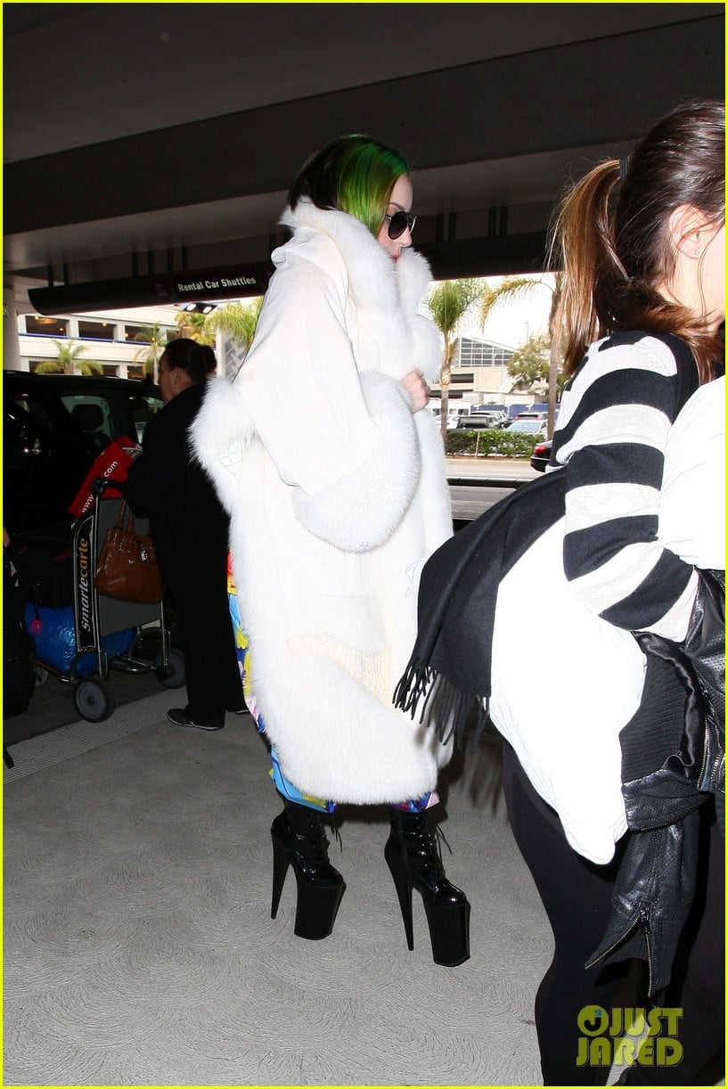 lady gaga flies out after voice duet with christina aguilera 223014345
