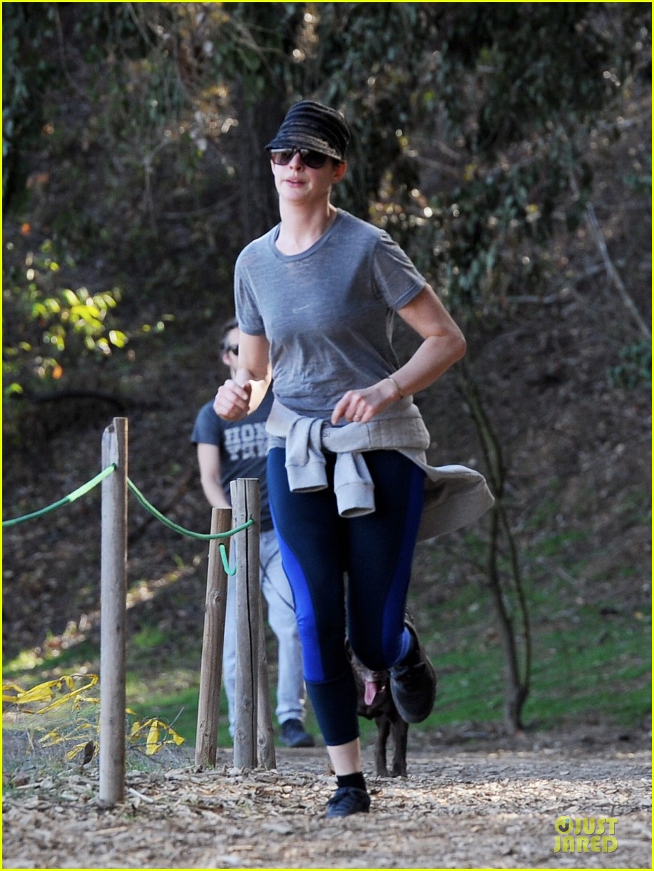 anne hathaway jogging with adam shulman before new year 01
