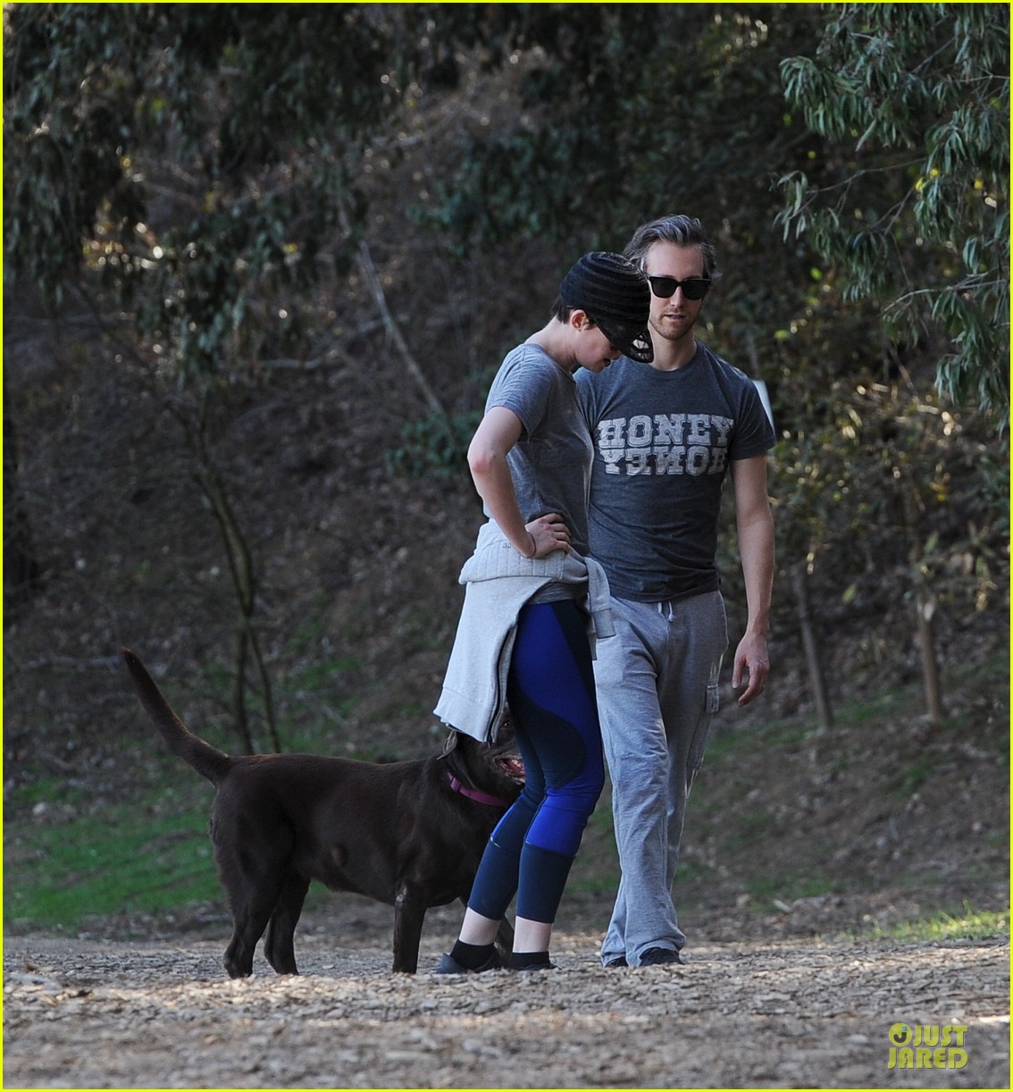 anne hathaway jogging with adam shulman before new year 04