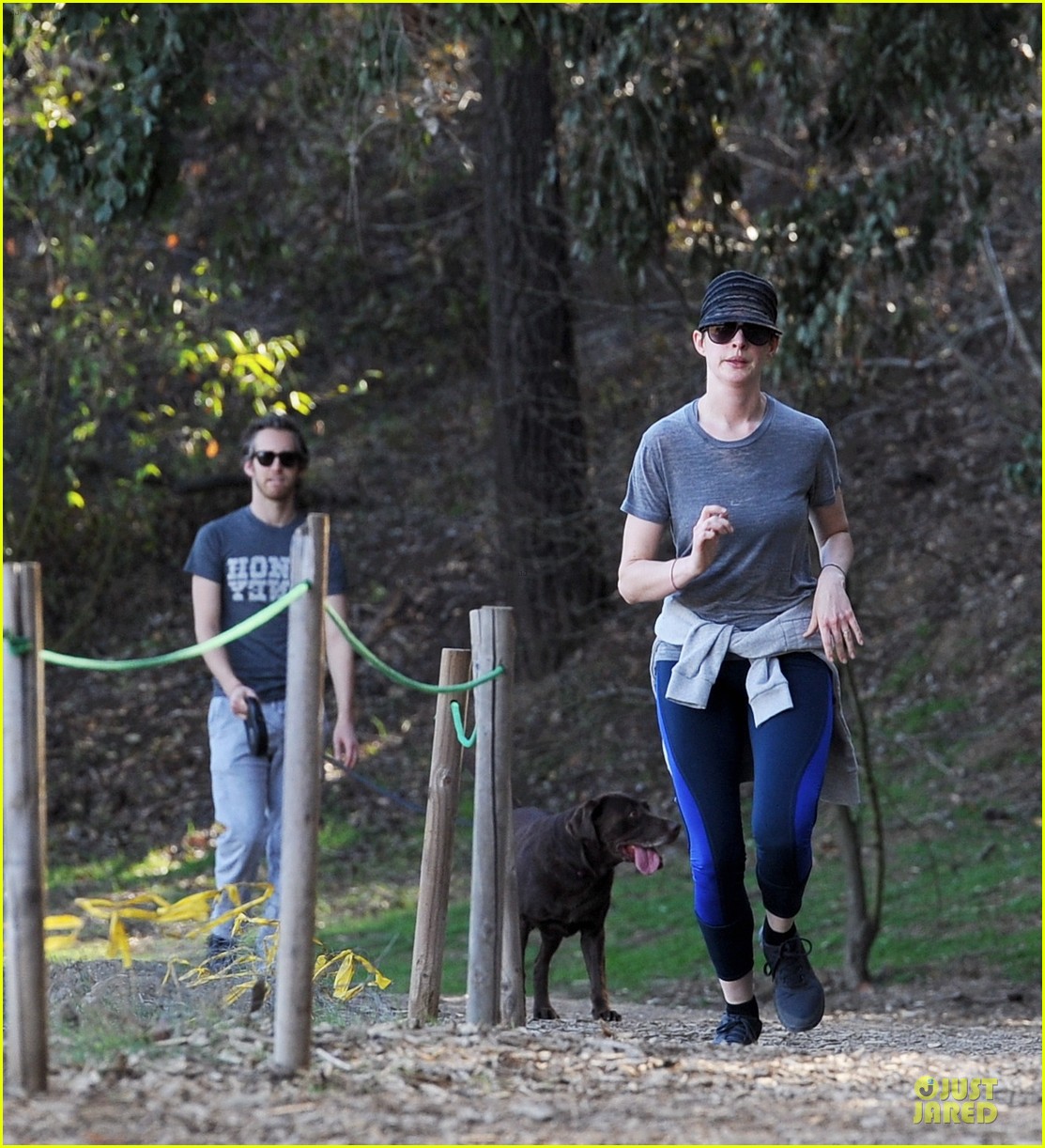 anne hathaway jogging with adam shulman before new year 103018617