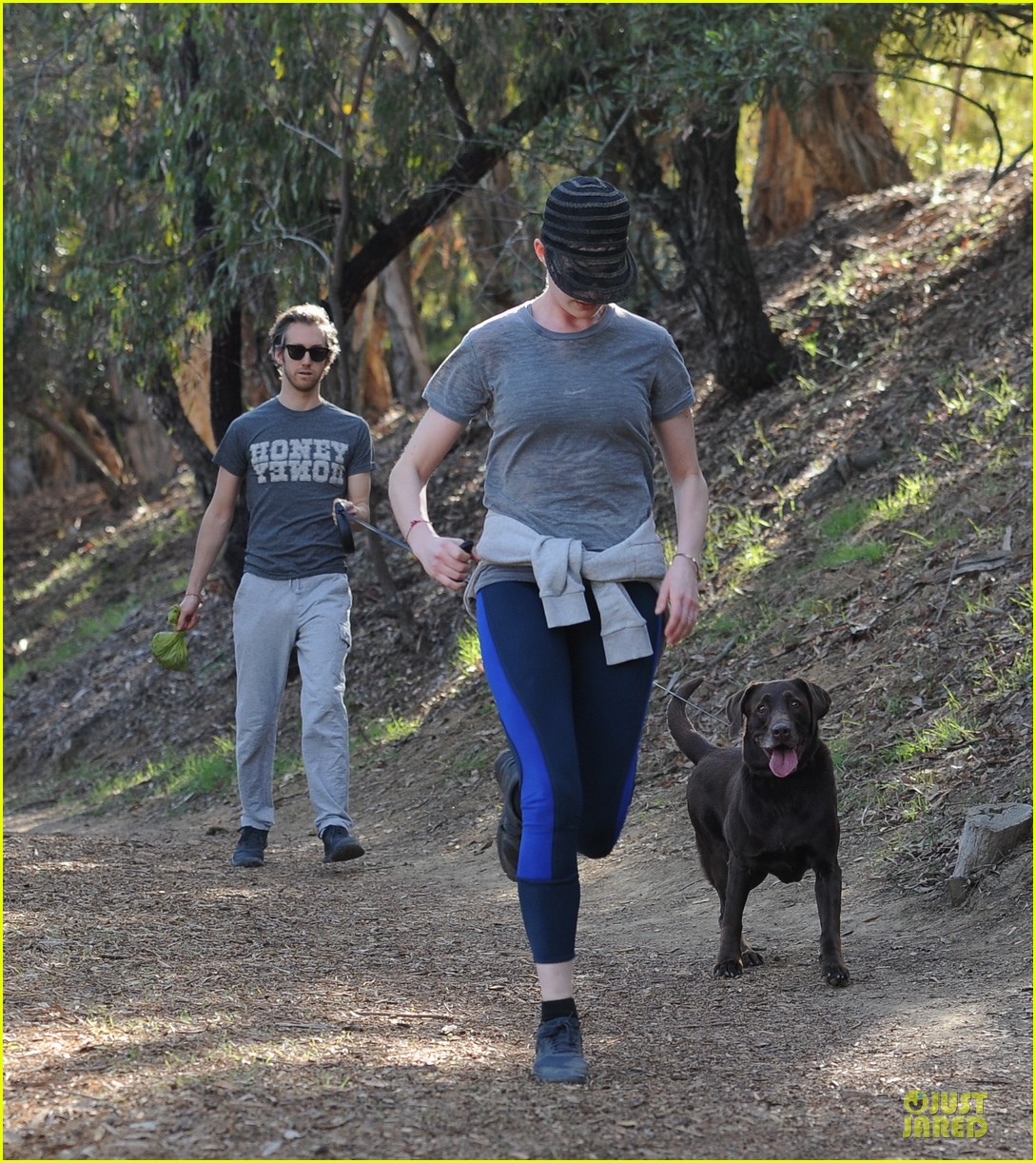 anne hathaway jogging with adam shulman before new year 18