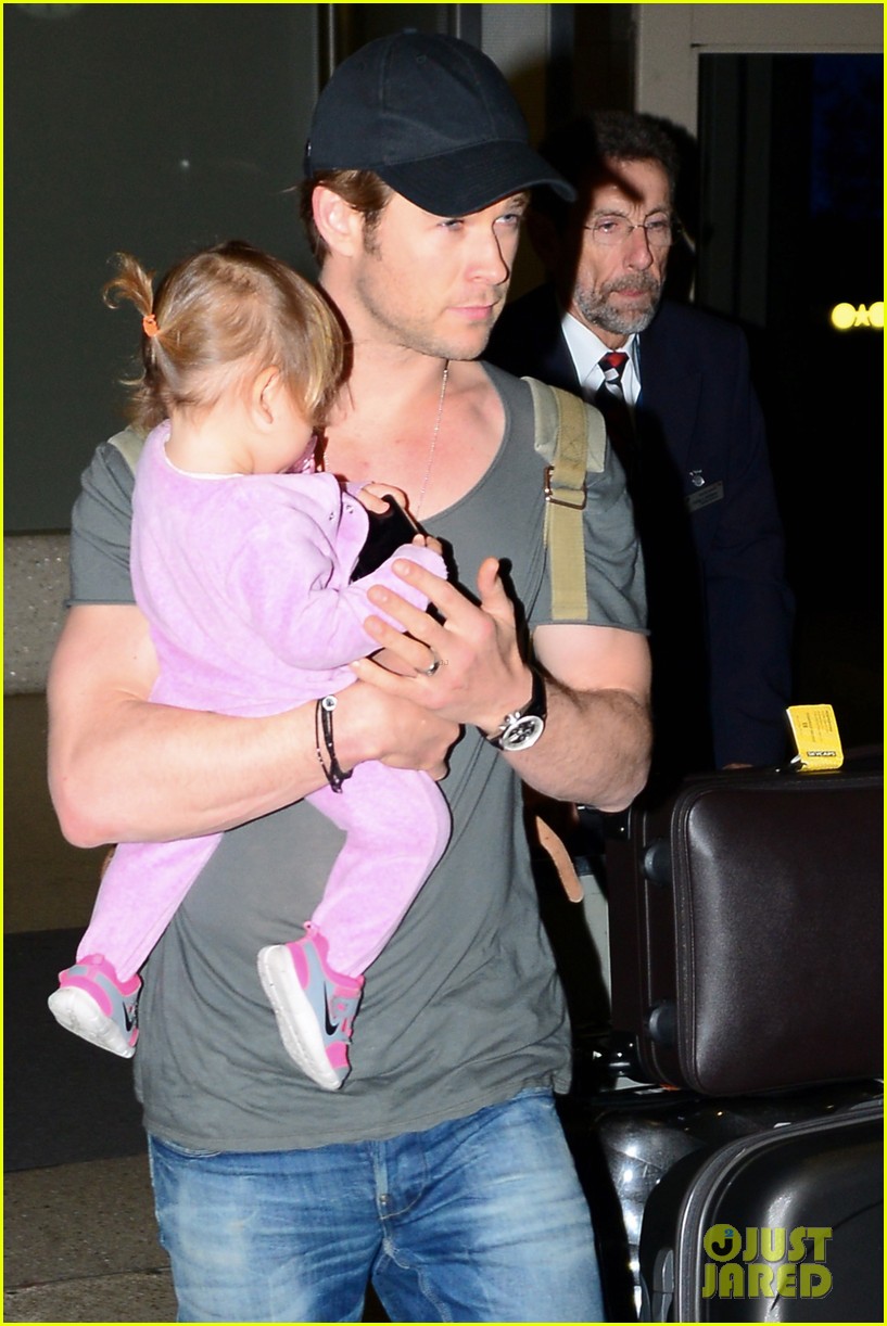 chris hemsworth carries india in his huge arms at lax 043015338