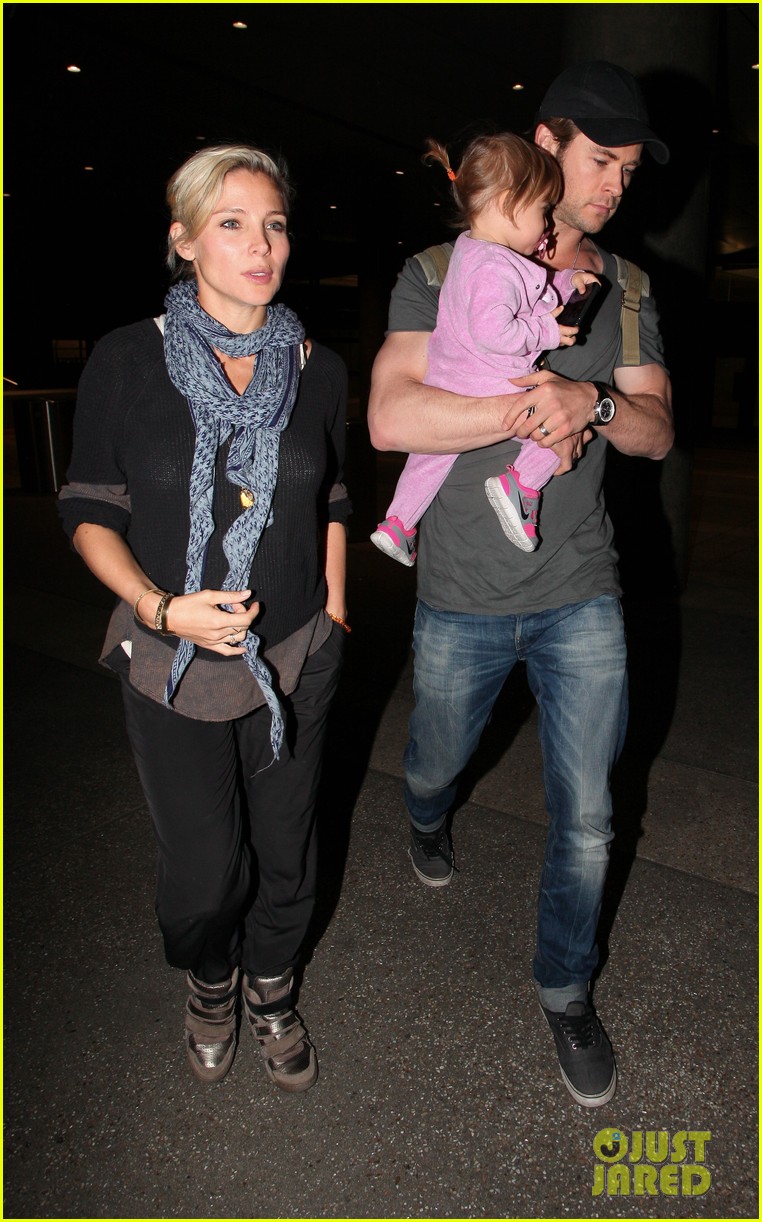chris hemsworth carries india in his huge arms at lax 133015347