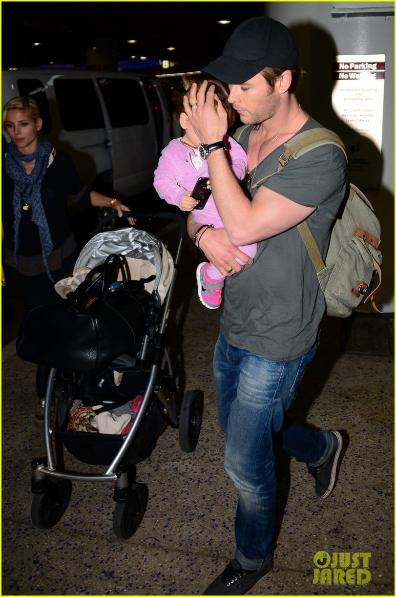 chris hemsworth carries india in his huge arms at lax 223015356