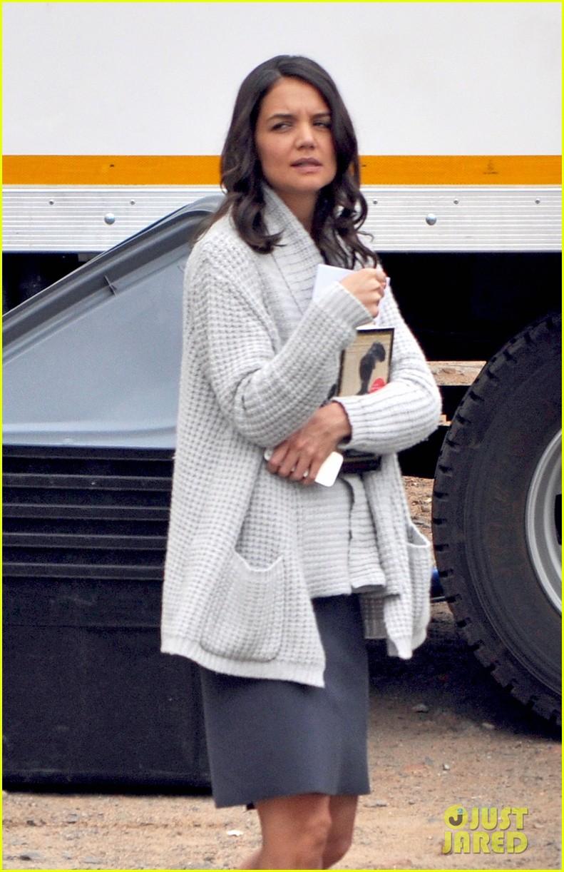katie holmes films the giver with bow in her hair 023005618
