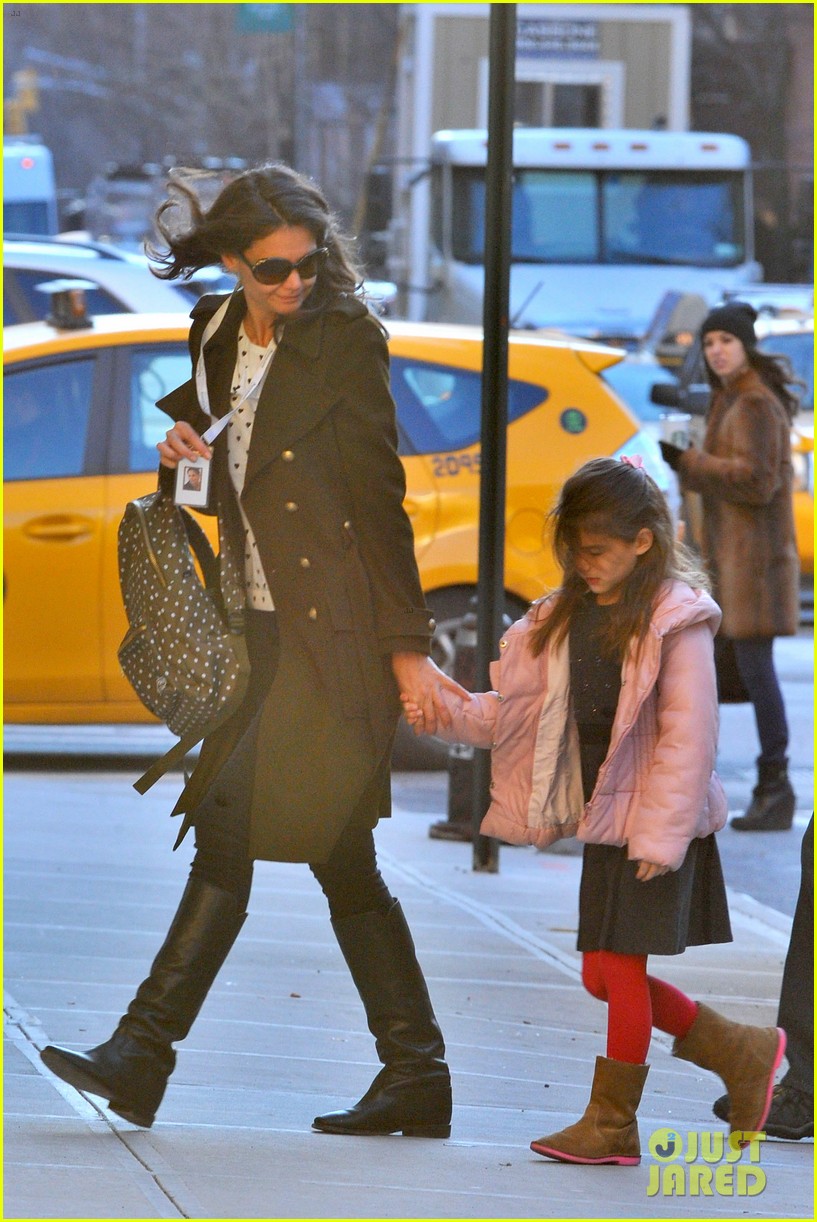 katie holmes early morning drop off with suri 04