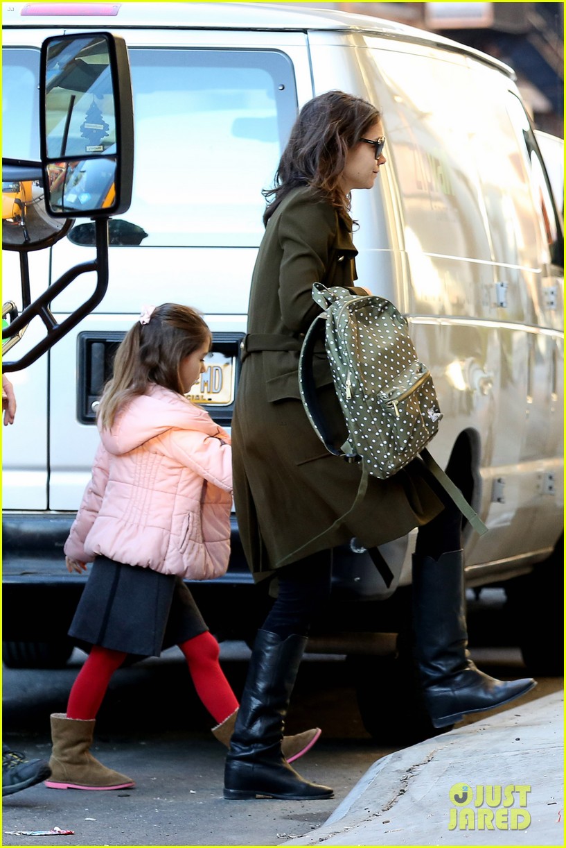 katie holmes early morning drop off with suri 053009751