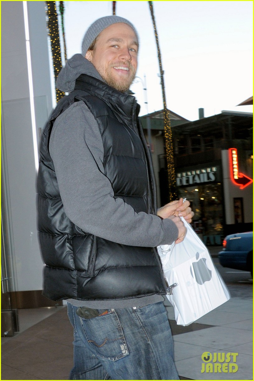 charlie hunnam holiday shops at the apple store 043010658