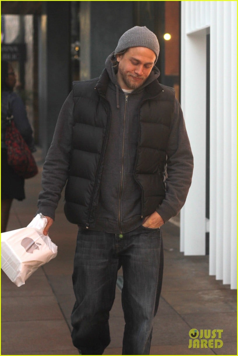 charlie hunnam holiday shops at the apple store 07