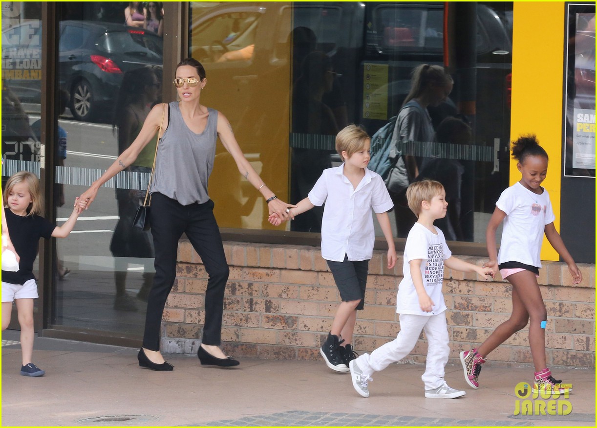 angelina jolie goes book shopping with the kids in sydney 183006751