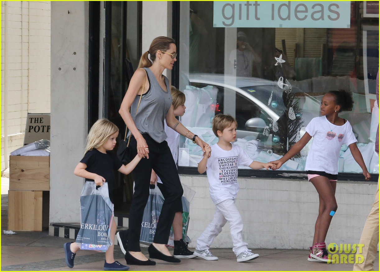 angelina jolie goes book shopping with the kids in sydney 273006760