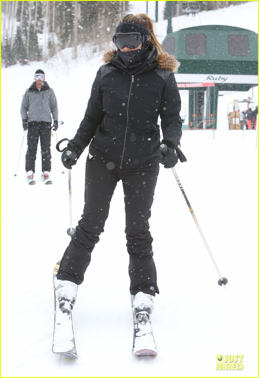 kim kardashian new years eve skiing with kourtney 24