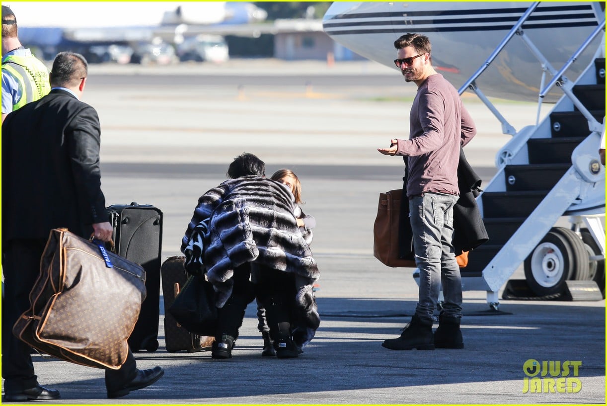 kim kardashian family members catch a private flight 123018428