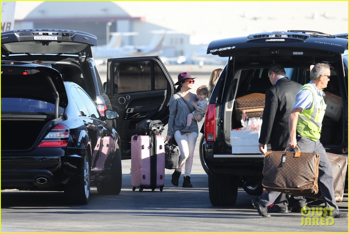 kim kardashian family members catch a private flight 133018429