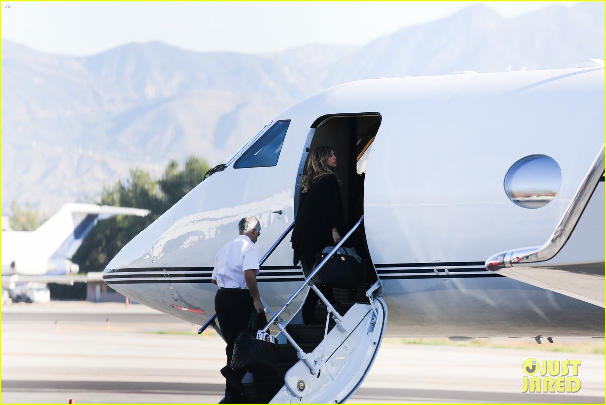 kim kardashian family members catch a private flight 153018431