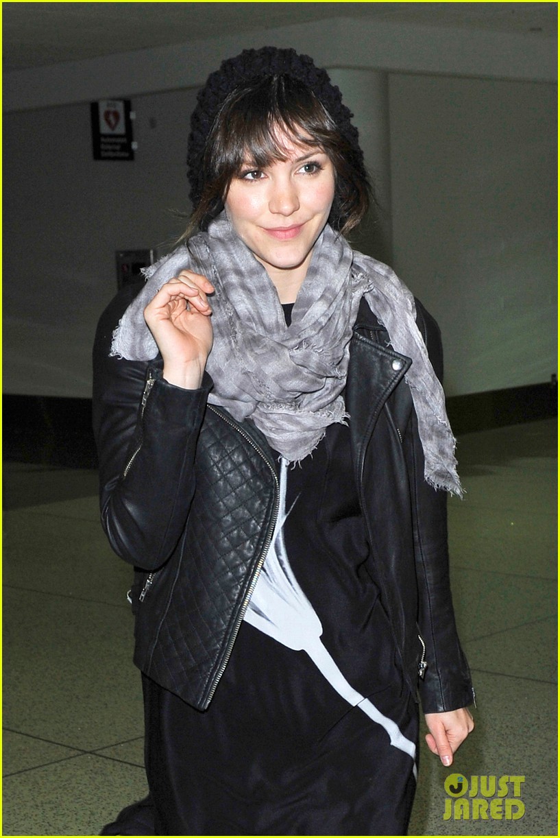 katharine mcphee arrives at lax in time for the holidays 083016485