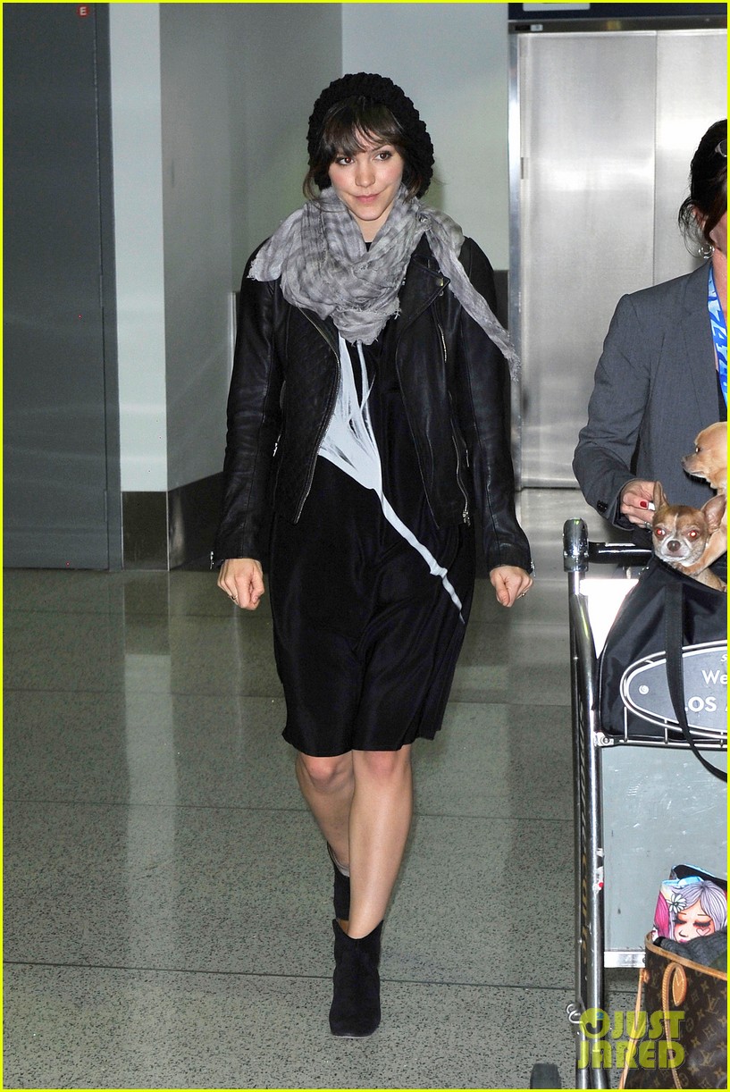 katharine mcphee arrives at lax in time for the holidays 09