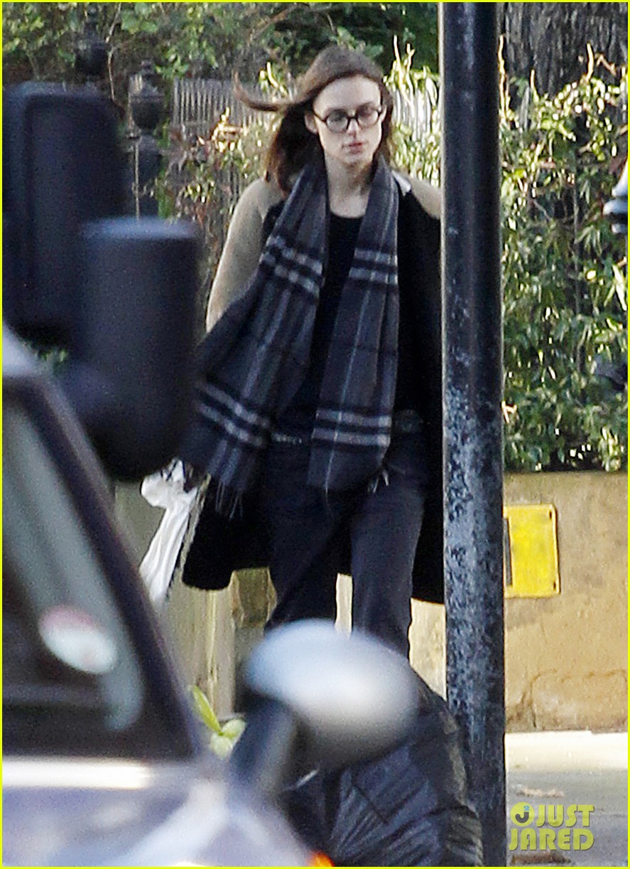 keira knightley james righton hold each other during winter walk 04