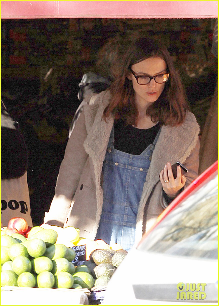 keira knightley james righton hold each other during winter walk 113016589