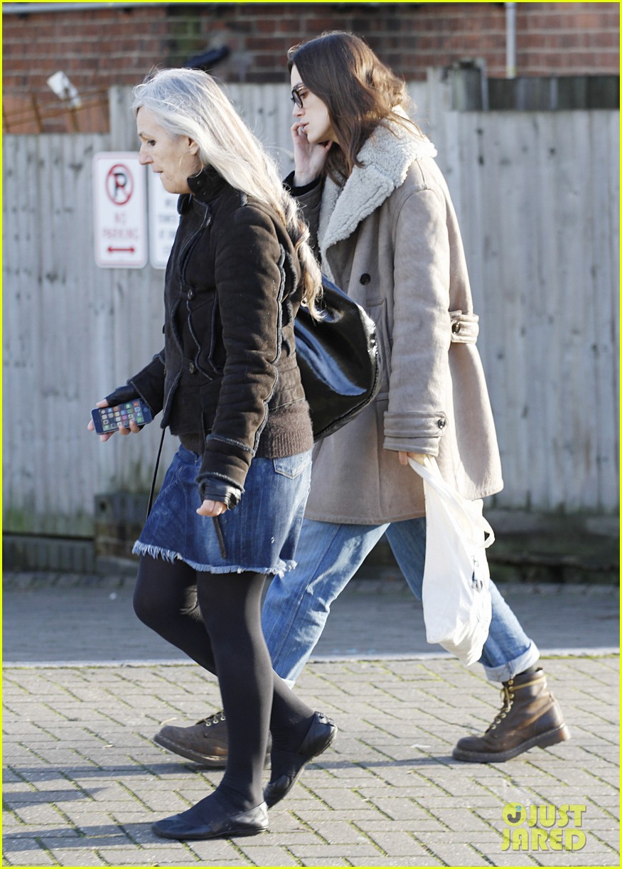 keira knightley james righton hold each other during winter walk 16