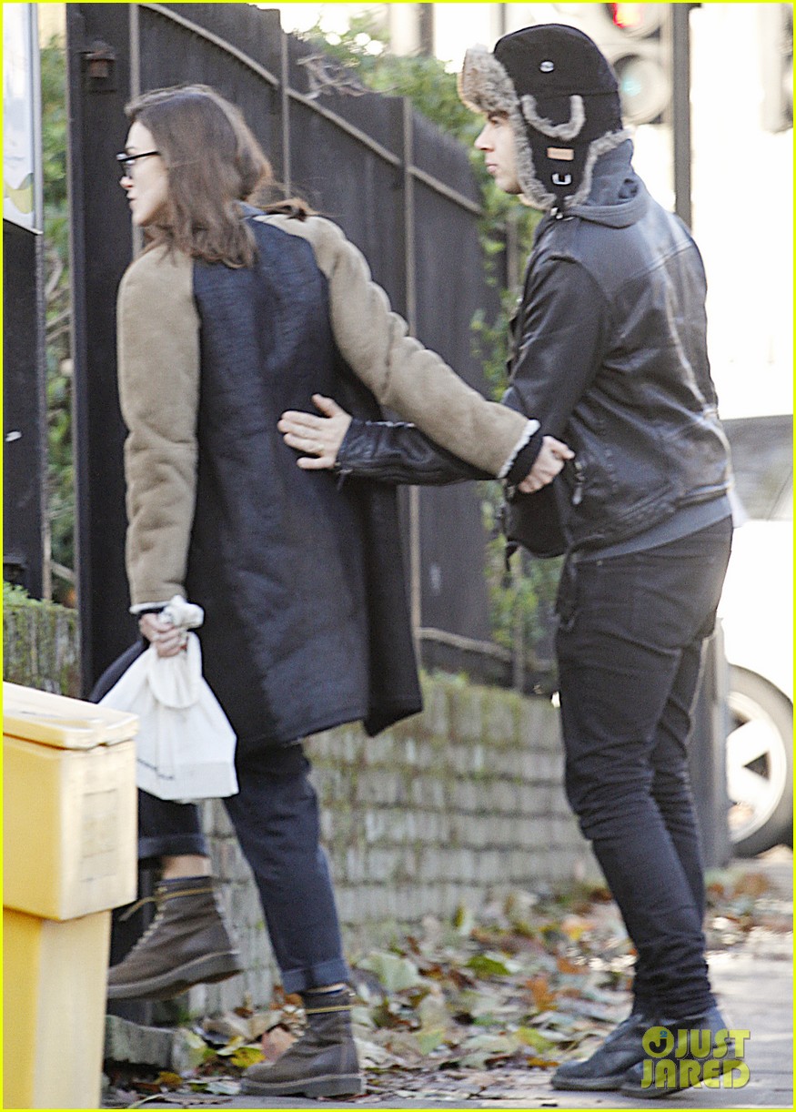 keira knightley james righton hold each other during winter walk 19