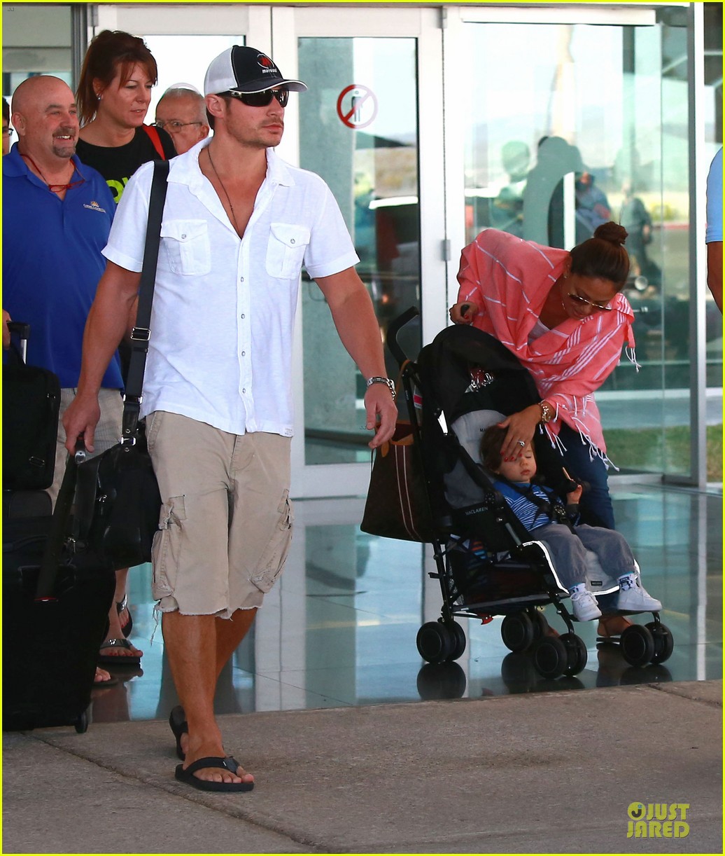 nick lachey cabo san lucas arrival with vanessa minnillo 123020095