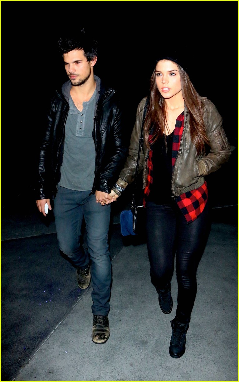taylor lautner marie avgeropoulos jay z concert goers 033008792