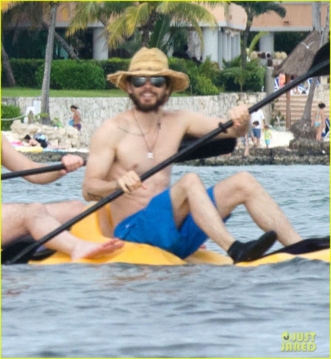 jared leto spends the weekend shirtless in mexico 05