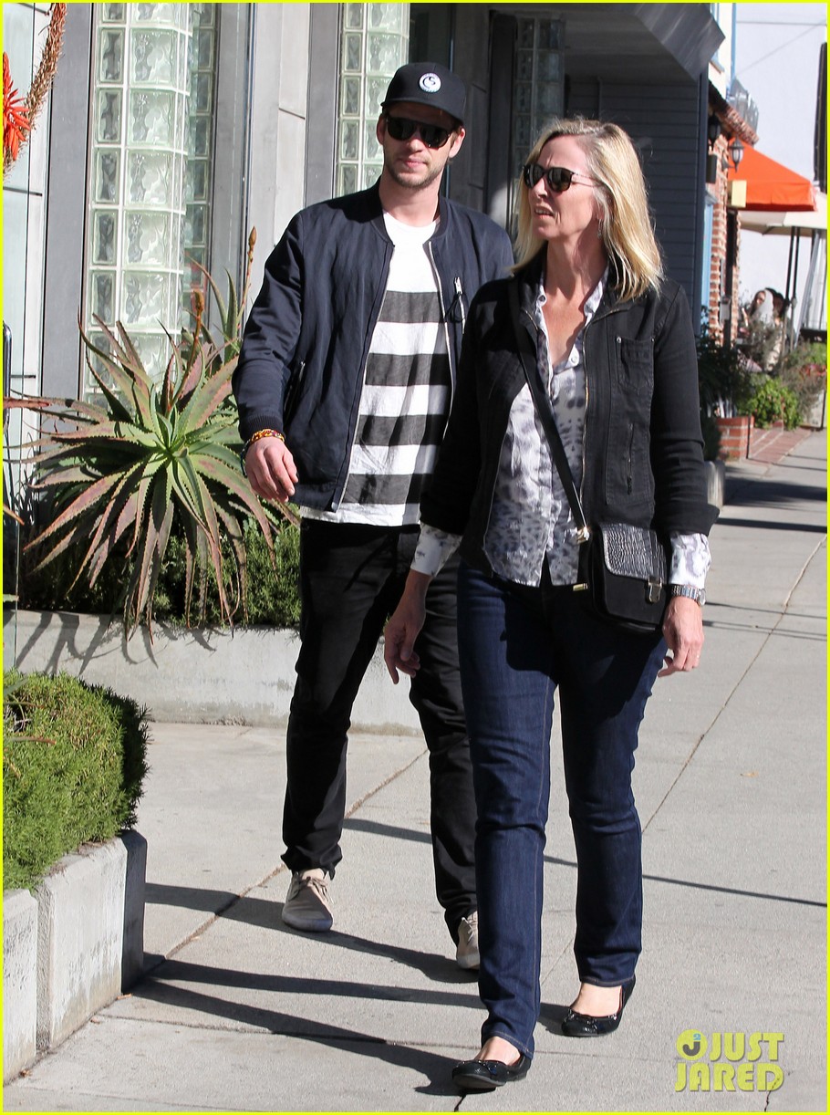 liam hemsworth browses furniture with mom leonie 01